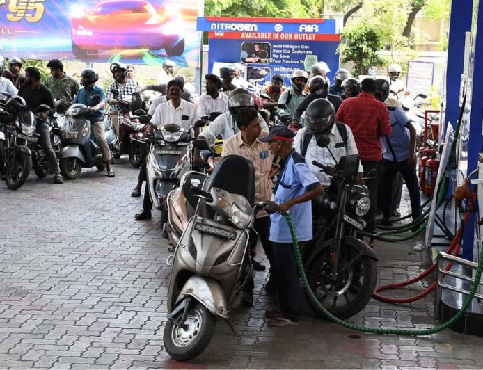 பெட்ரோல் ரூ 25, டீசல் ரூ.20 விலை உயருகிறது? எண்ணெய் நிறுவனங்கள் சூசக தகவல்