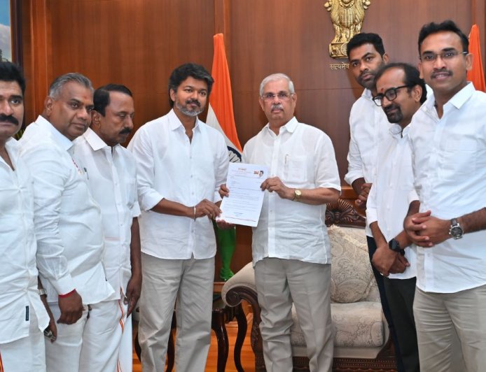 ஆட்சி அமைக்க ஆளுநரிடம் தவெக உரிமை கோரியது: முதல்வராக விஜய் நாளை பதவியேற்பு