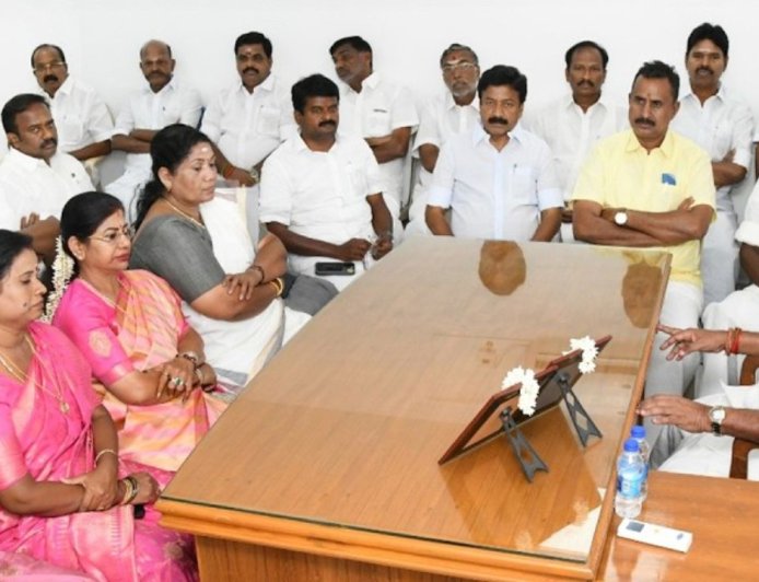 புதுச்சேரி ரிசார்ட்டில் தங்கி இருக்கும் எம்எல்ஏக்களுடன் எடப்பாடி சந்திப்பு 