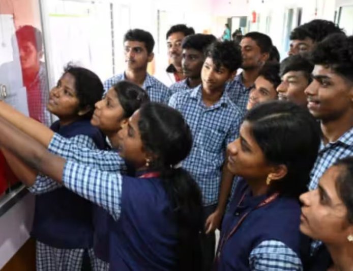 12-ம் வகுப்பு தேர்வு முடிவுகள் வெளியீடு: 95.2 சதவீதம் தேர்ச்சி, ஈரோடு முதலிடம் 