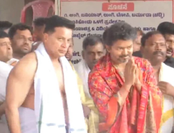 கொல்லூர் மூகாம்பிகை அம்மன் கோயில்: முதல்வர் விஜய் சாமி தரிசனம் 