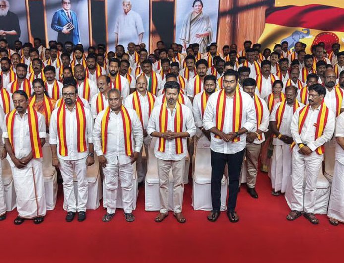 வெளியேறும் 10 எம்.ஏ.க்கள்..? கட்சிக்குள் வெடித்த பூகம்பம்..? கலக்கத்தில் விஜய்..!