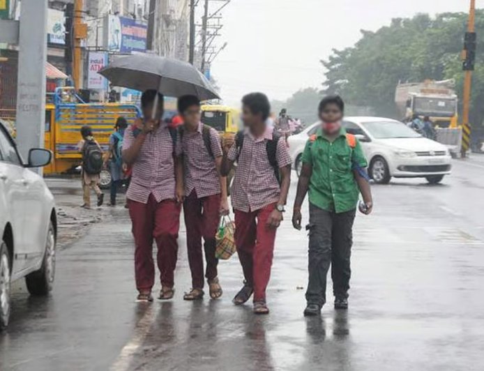 Weather Update: வெளுத்து வாங்கப்போகும் மழை.. பள்ளிகளுக்கு இன்று  விடுமுறை அறிவிப்பு!