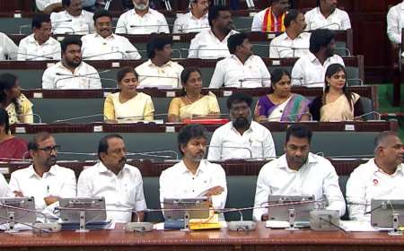 பரபரப்பாக நடக்கும் சட்டப்பேரவை.. குறுக்கே இந்த முதல்வர் வந்தால்... இடத்தை மாற்றிய விஜய்...!