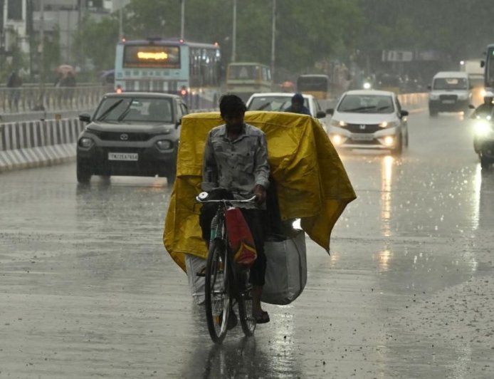 Weather Update: தமிழகத்தில் கொட்டி தீர்க்கப்போகும் கனமழை.. வானிலை மையம் எச்சரிக்கை!