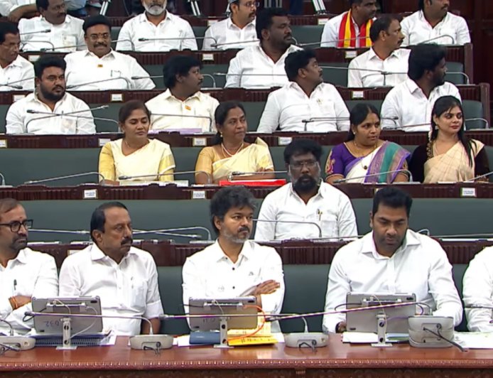 பரபரப்பாக நடக்கும் சட்டப்பேரவை.. குறுக்கே இந்த முதல்வர் வந்தால்... இடத்தை மாற்றிய விஜய்...!