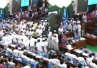 TN Assembly: நீக்க மறுத்த சபாநாயகர்.. தூக்கிச் சென்ற காவலர்கள்!