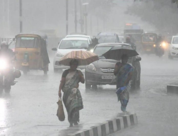 TN Weather: பலத்த காற்றுடன் மழை வெளுத்து வாங்கும்.. வானிலை மையம் எச்சரிக்கை!
