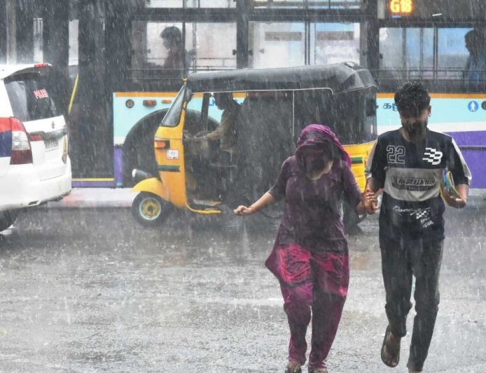 Weather Update: 14 மாவட்டங்களில் வெளுத்து வாங்கப்போகும் மழை.. வானிலை மையம் வார்னிங்!
