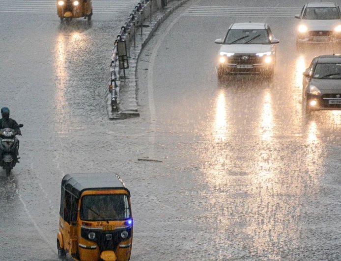 TN Weather: இடி மின்னலுடன் மழை வெளுத்து வாங்கும்.. வானிலை மையம் எச்சரிக்கை!