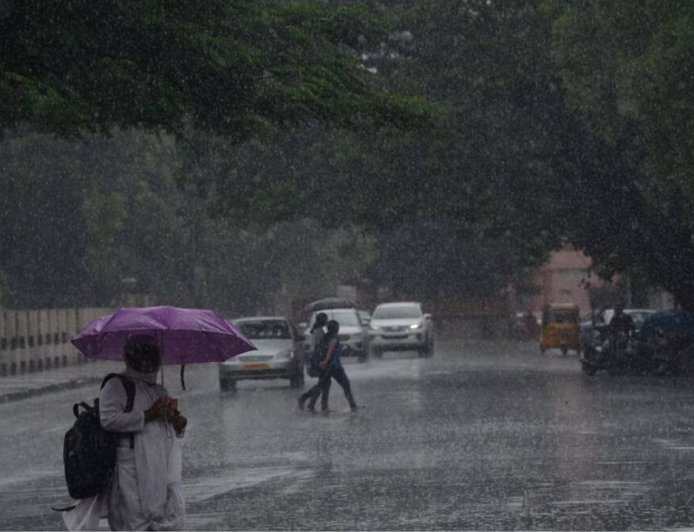 Weather Update: இடி மின்னலுடன் கனமழைக்கு வாய்ப்பு.. வானிலை மையம் எச்சரிக்கை!