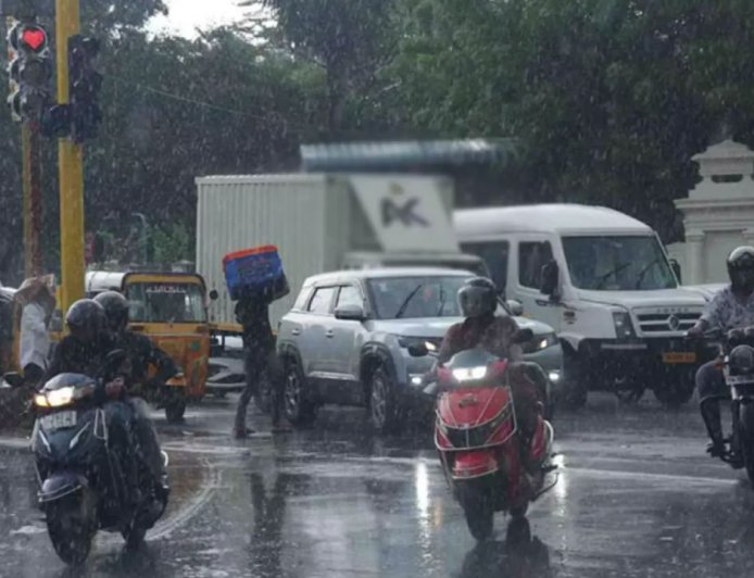 TN Weather: பலத்த காற்றுடன் கனமழை வெளுத்து வாங்கும்.. வானிலை மையம் எச்சரிக்கை!