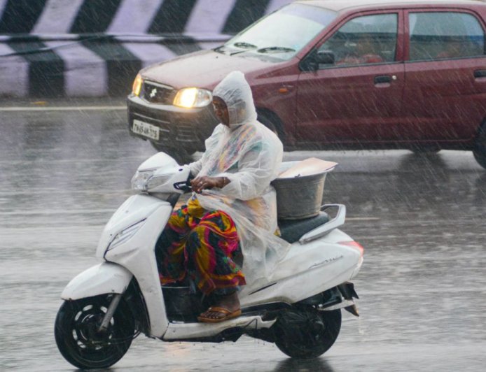 TN Weather: எந்தெந்த மாவட்டங்களில் கனமழை வெளுக்கும்.. வெளியான வானிலை அப்டேட்!